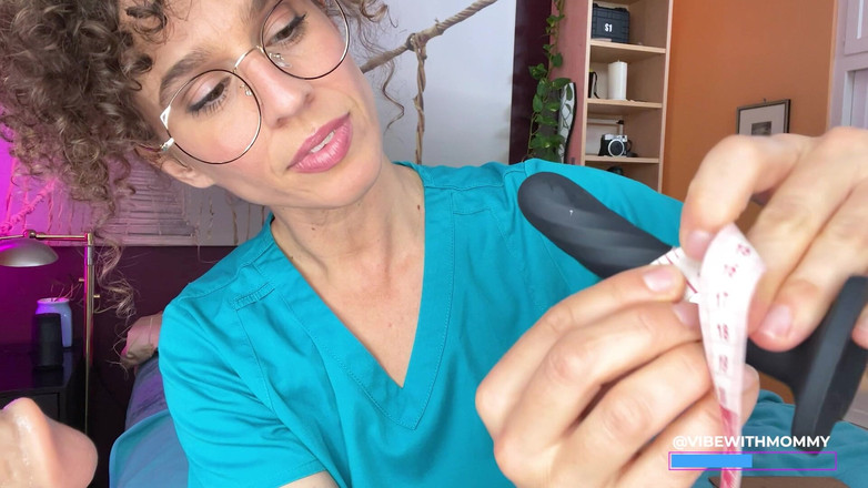 VibeWithMommy: Медсестра порівнює величезний член проти маленького члена