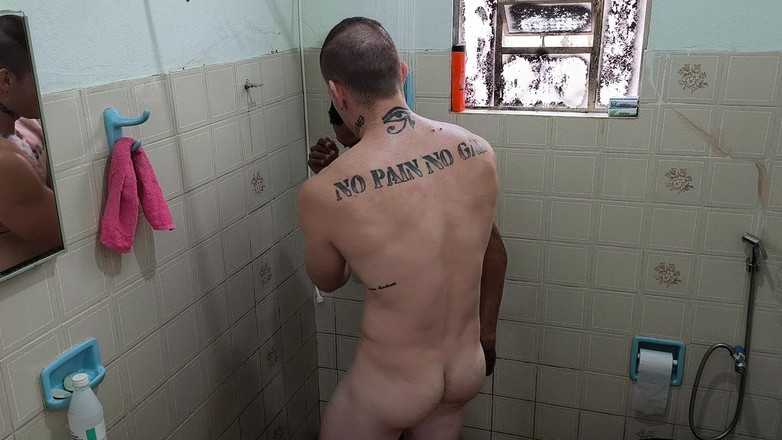 carmonaoficial: 和继兄一起洗澡