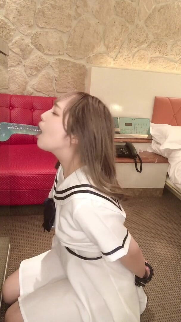 MilkyUni: Dildo grande velocidade boquete enquanto restringe