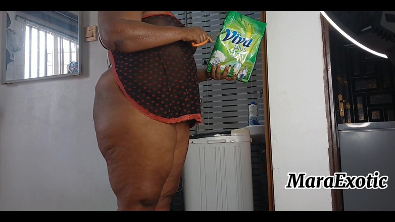 Mara Exotic: 穿着内衣洗衣服的性感黑人尼日利亚熟女 - mara异国情调