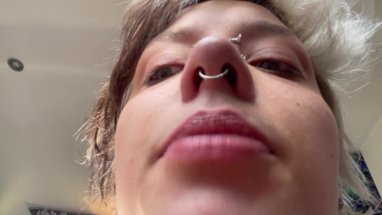 Glitterqueen1999: La ragazza gotica senza trucco ti fa adorare il suo...