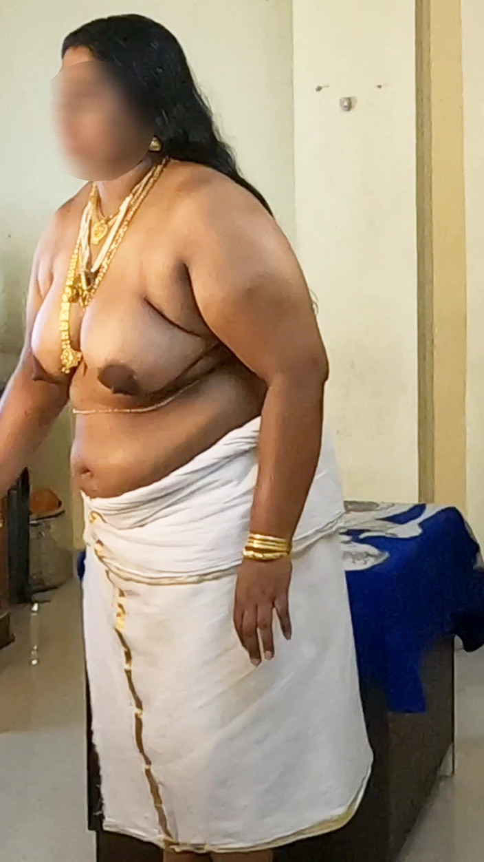 Anne Ipe: Gadis India dengan gaun tradisional, pemotretan topless di perhiasan