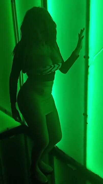 Barbietransxxxx: Tranny show the ass in bar