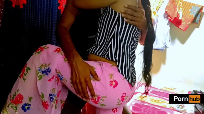 Housewife 69: 自宅でガールフレンドとの初めてのセックス