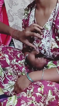 Desi bhabhi pergi untuk membujuk abang iparnya dengan memijat minyak dan mulai mengocok kontolnya