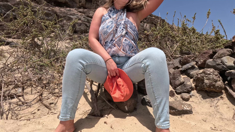 Emma Voyeur: Pissing Into My Jeans on the Beach - Full Release