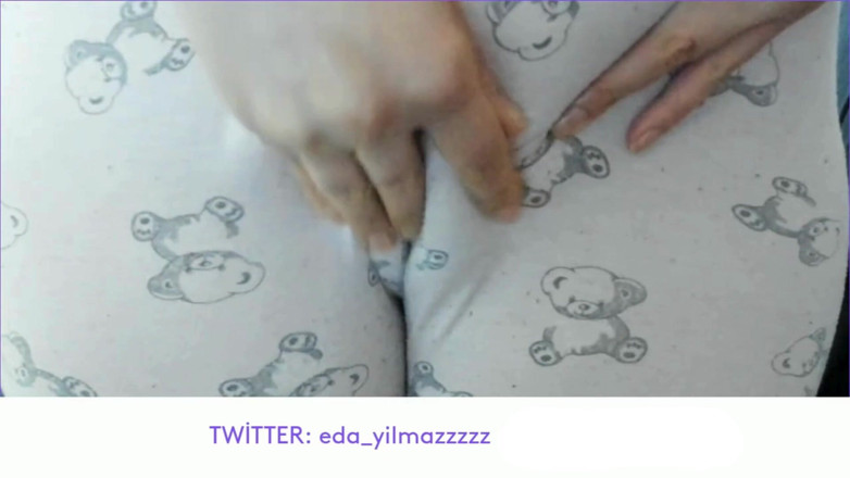 bigass_sexy_bigboobs: PATA DE CAMELO - BUCETA INCHADA - SE MASTURBA COM PIJAMA - ESFREGANDO...