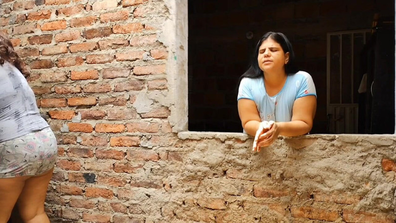 Adribella69: Zboczony ojczym pieprzy tyłek pasierbicy, podczas gdy jego żona robi pranie.