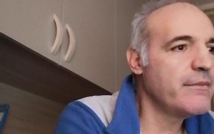 Setesesso7: 与一个大鸡巴英俊的男人在Skype视频通话中长时间射精