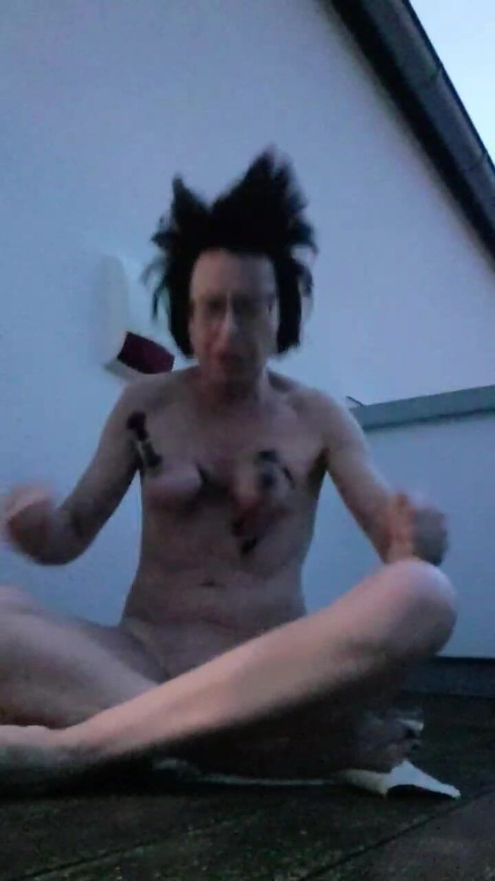 JulieEroticDress: Squirt da 2 litri con glas dildo all'aperto