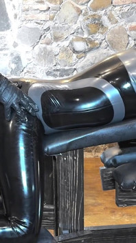 Pegging v žaláři, část 2 - Alex Latex