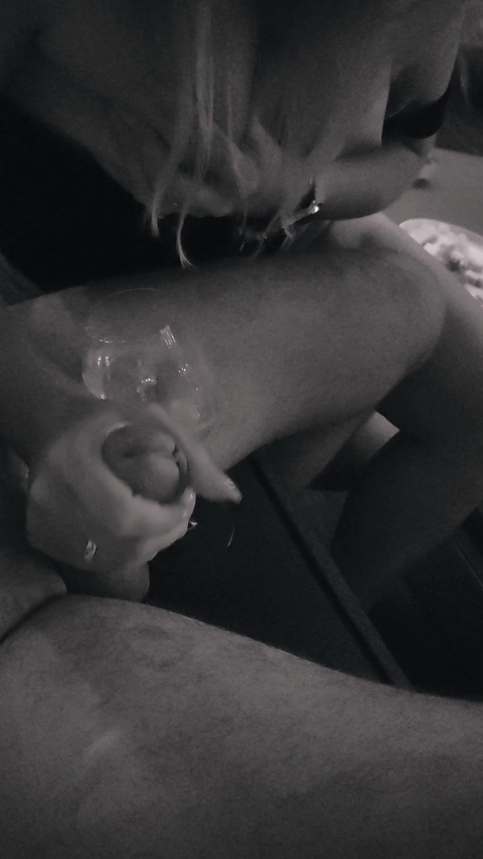 Tadass: 彼女は一晩中私のペニスを弄んでいました