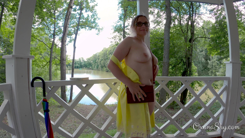 MILF Oxana: Buttpluged slut in a nature park