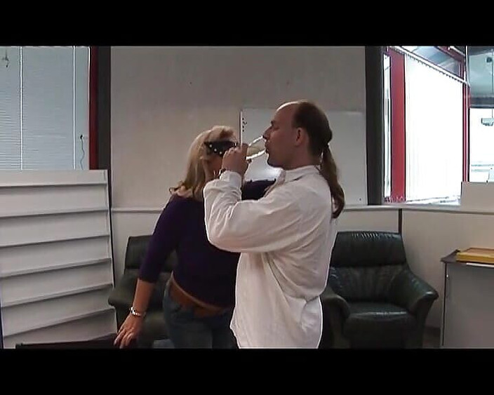 German amateur couples: マスクされたブロンドのドイツ人クーガーがハードファックを楽しむ