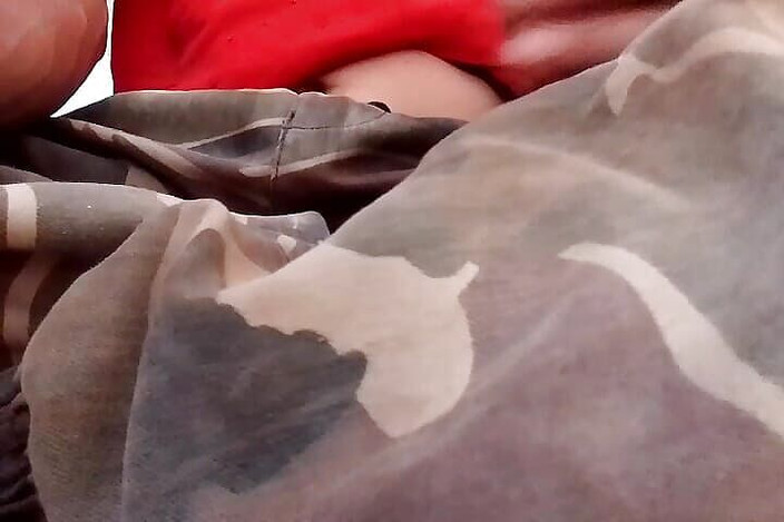 Gangbang straight: Indyjski pokaz sutków solo