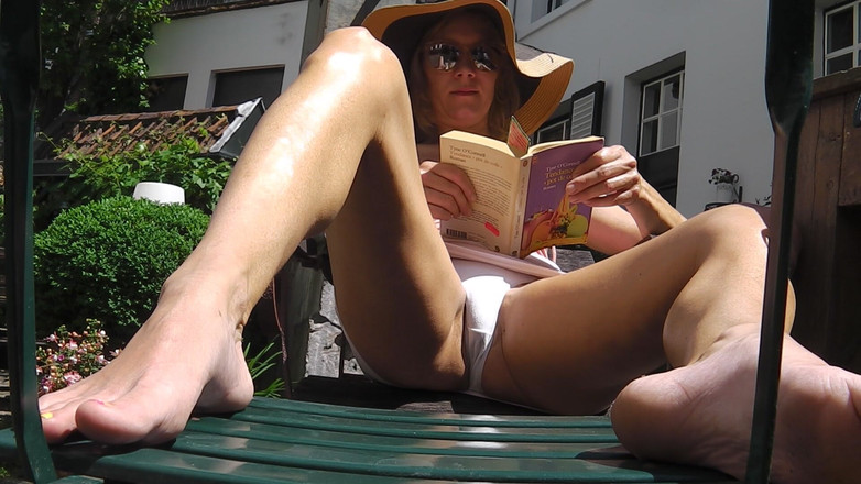 Lolacam: 太陽の下で白いパンティー