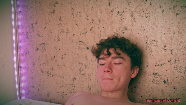 Emmanuel Kokichi: Гарячий худий твінк Еммануель Кокічі показує свої ноги, дрочить його член і їсть його сперму