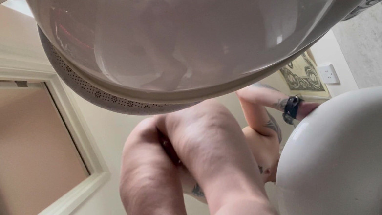 Glitterqueen1999: Giantess Tiny Secretly Watches Me Shower and Pee Eat Breakfast