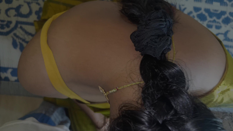 Palani69: 家政婦は妻が家にいないときに家主とベッドを共有した