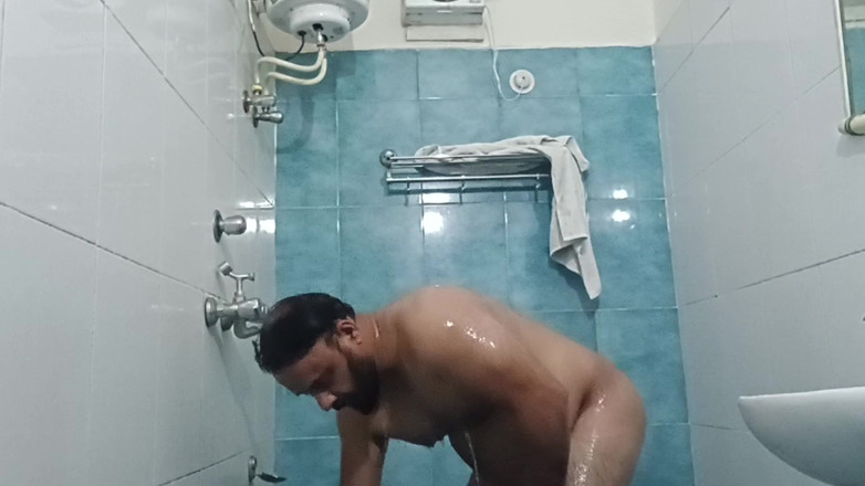 Daddy Dude: Indyjski nagi tata cieszy się gorącym prysznicem i pokazując swoje...