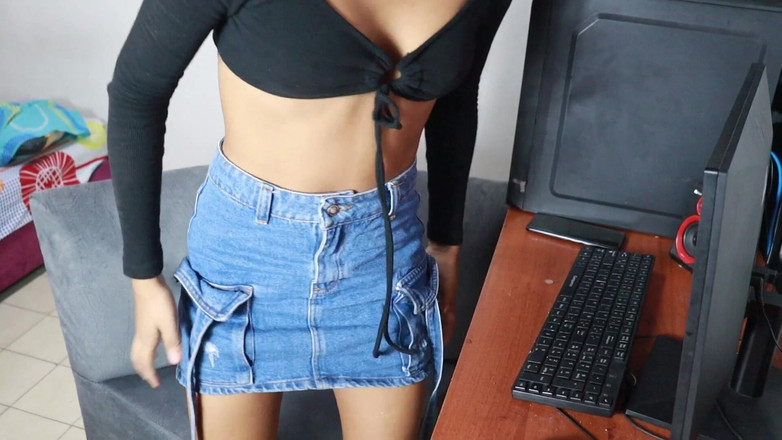 Jamesxd1010: इंटरनेट तकनीशियन मेरे वाईफाई की मरम्मत करने आता है लेकिन मैं उसे चोदने के लिए उसे अपने स्तन दिखाती हूं, मेरे पास तकनीशियन को चोदने के लिए एक किस्म है