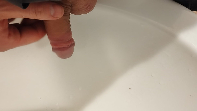 Bayer911: Kencing dan u bersihin kontolku oleh WC di mal