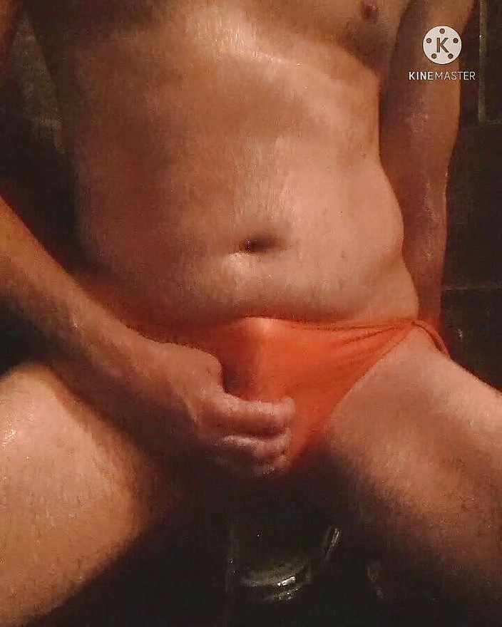 Madaussiehere: Sexy bikini naranja acabando en la ducha conmigo