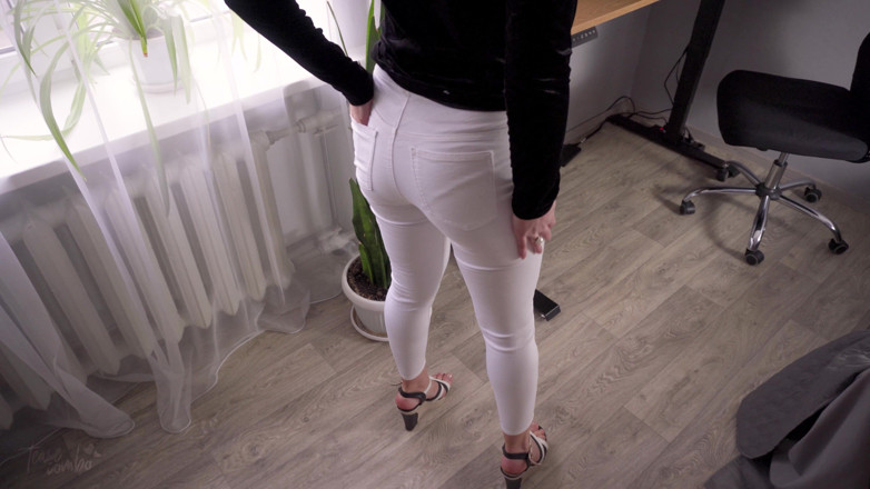 Teasecombo 4K: Sexy kollegin in weißer jeans neckt höschenlinien-arsch