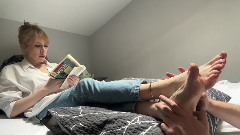 Czech Ladies: Je profite d’un massage des pieds et je me détends...