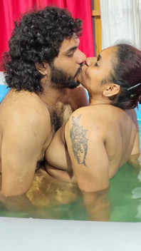 Romance en la piscina caliente con prensa de tetas y romance de culo