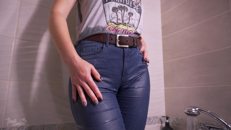 Teasecombo 4K: La ragazza stuzzica il zoccolo di cammello bagnato in blue...