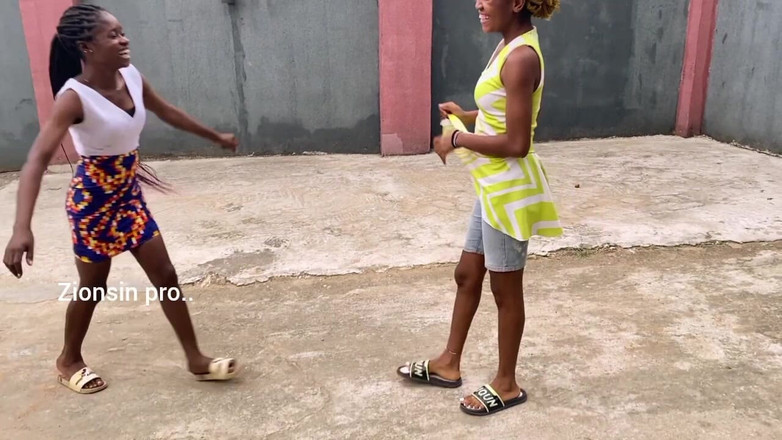 Zion: Afrikanische Lesbische Liebhaberin Spielt Lokales Spiel Im Freien