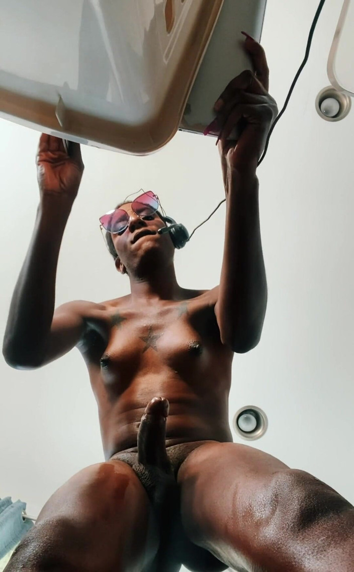 MerlinMystique: La vista come gocciola il mio smalto da donna nella...