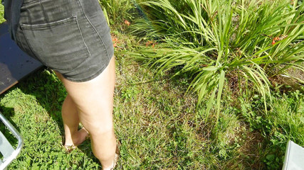 Alexa Cosmic: Ублажающая и смачивающая футболка и черные шорты в шланге в саду...