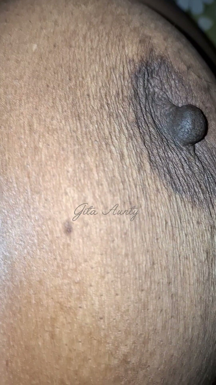 Indian aunty sex: Videoclipuri de joc cu organele genitale de femei indiene