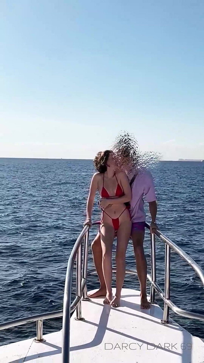 Darcy Dark: Ein reicher typ rief seine yacht an