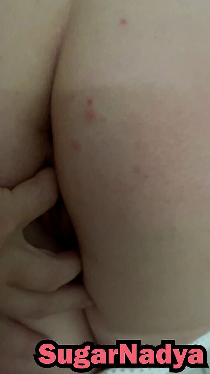 SugarNadya: SugarNadya转过身，假装被冒犯了，但实际上她很喜欢被大鸡巴操