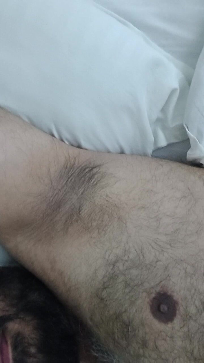 Daddy Dude: Un Papa Indien Allongé Sur Le Lit Taquine Et Pose...