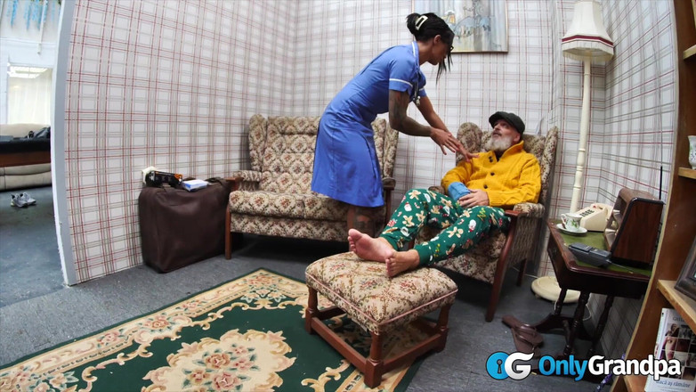 OnlyGrandpa: Infirmière australienne