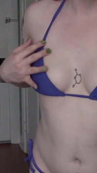 Bikini rosso tatuato provocante