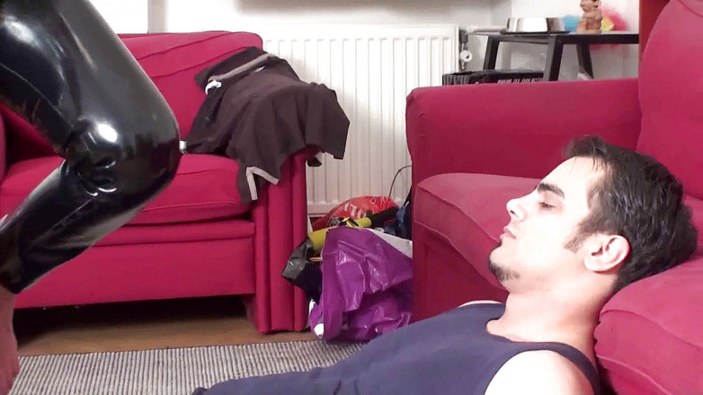 Foot Girls: Richie se fait gifler le pied