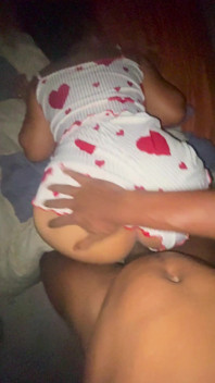 Ragazza alla pecorina prima di andare a letto
