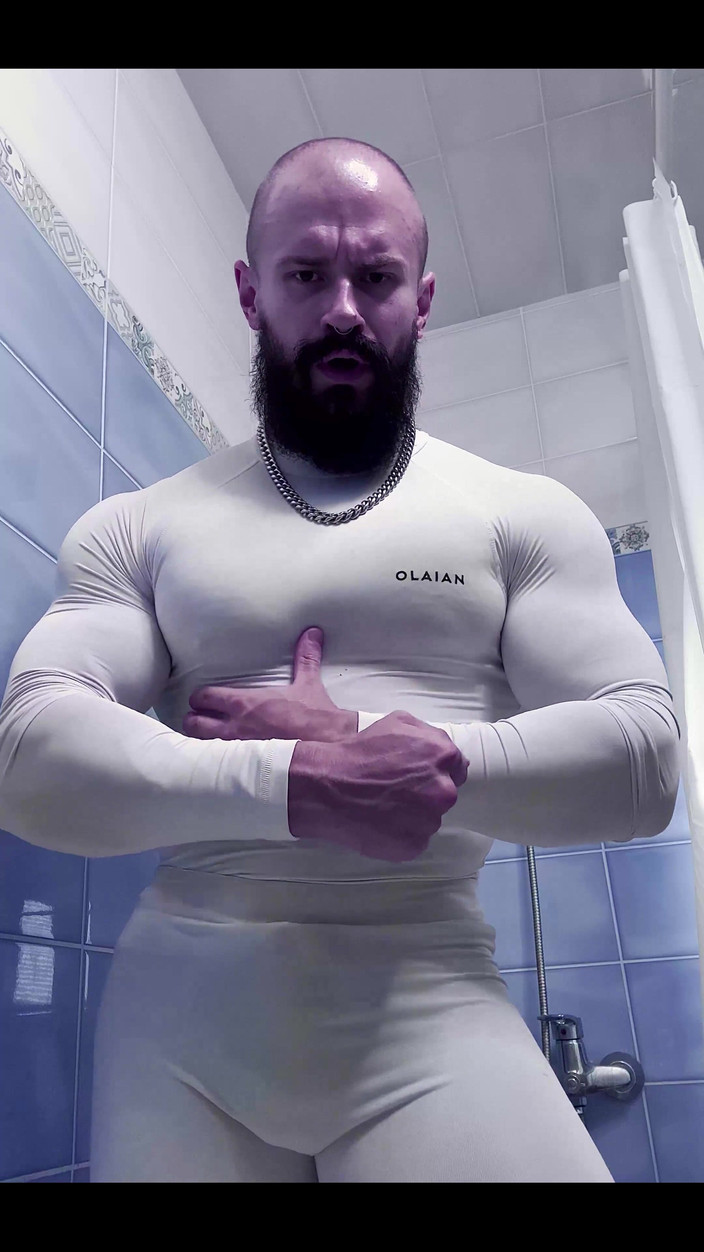 Mister Stone: Uită-te la mușchiul ăla gros în elastan!