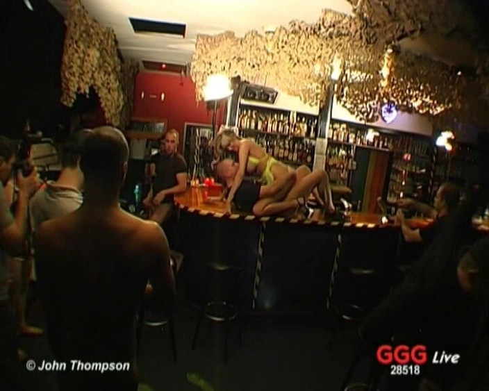 GGG John Thompson Classic Retro: GGG - ブロンド・ベイブがステージで集団交わされたライブ