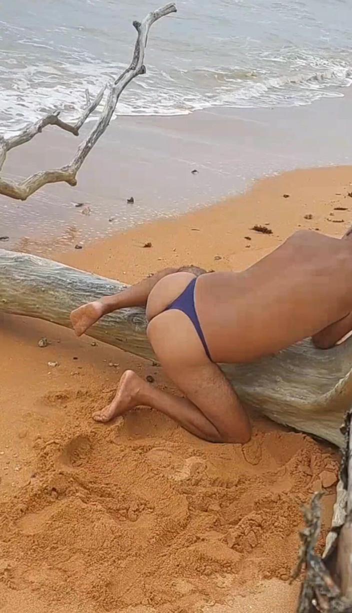 Ladysilvas: Ladysilva wat een ondeugende hete kont op het strand in...