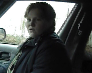 Porno kino: Tombul bir Alman bayan arabanın arkasında sert bir yarak emmeyi...