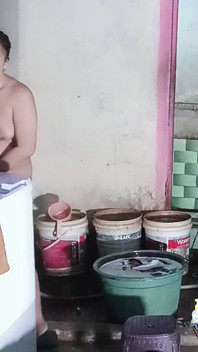 Bailar desnudo mientras se masturba