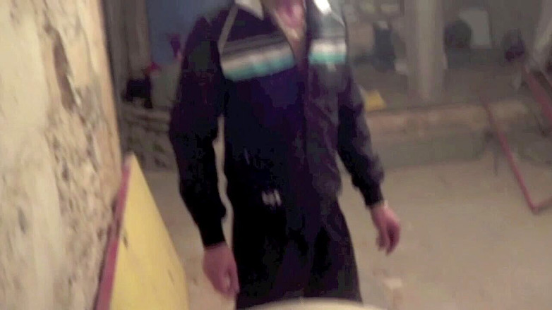 Sneaker gay: Tim Cosla在隐蔽的地下室被阿拉伯人干