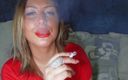 MILF MAFIA: Röker brittisk chav med rött läppstift