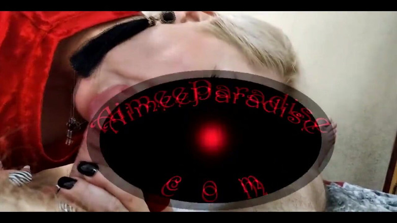 AimeeParadise: Сексуальная старая шлюха с розой в ее блондинках отчаянно трахает себя в приватном шоу!